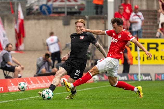 Tackle between Leon Sommer (TSV Havelse, 22) and Noah Pesch (Rot Weiss Essen, 11), GER Rot Weiss Essen vs. TSV Havelse, Soccer, 3rd Division, Matchday 02, 2026–2027 Season, August 15, 2026 DFB and DFL regulations prohibit any use of photographs as image sequences and or quasi-video, GER Rot Weiss Essen vs. TSV Havelse, soccer, 3rd League, Matchday 02, 2026–2027 season, August 15, 2026, Essen Copyright: xEibner-Pressefoto FabianxFriesex EP_FFE