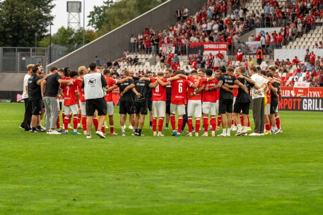 The Essen team won the game and are standing in a circle on the field, GER Rot Weiss Essen vs. TSV Havelse, soccer, 3rd Division, Matchday 02, 2026–2027 season, August 15, 2026 DFB and DFL regulations prohibit any use of photographs as image sequences and or quasi-video, GER Rot Weiss Essen vs. TSV Havelse, soccer, 3rd League, Matchday 02, 2026–2027 season, August 15, 2026, Essen Copyright: xEibner-Pressefoto FabianxFriesex EP_FFE