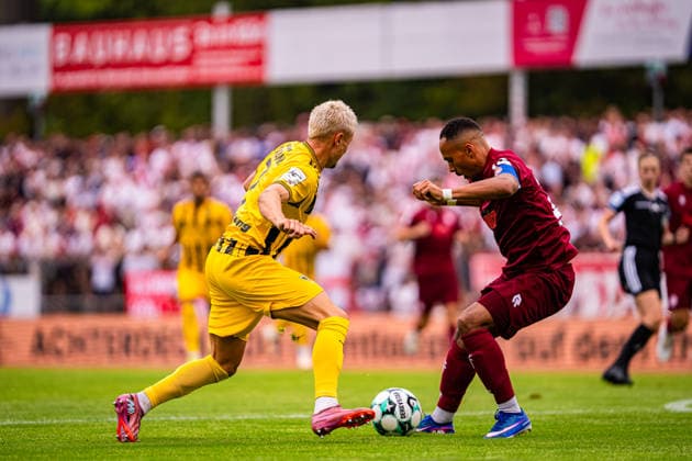 Lukas Scepanik (Alemannia Aachen), No. 7, in a duel with Robin Afamefuma (SC Fortuna Cologne); SC Fortuna Cologne vs. Alemannia Aachen, soccer, 3. Liga, Matchday 2, 2026–2027 season, August 15, 2026 DFB regulations prohibit any use of photographs as image sequences and or quasi-video SC Fortuna Cologne vs. Alemannia Aachen, soccer, 3. Liga, Matchday 2, 2026–2027 Season, August 15, 2026, Cologne Copyright: xEibner-Pressefoto J.xDerondeaux EP_JDU