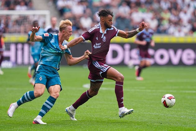 August 15, 2026, xydrx, Men s, Soccer, Season Opener, Borussia Mönchengladbach vs. Aston Villa, 2026–2027 Season, ista Borussia Park, Isac Lidberg (Borussia Mönchengladbach), No. 3 in a tackle against Tyrone Mings (Aston Villa), 5. DFB regulations prohibit any use of photographs as image sequences and or quasi-video. Copyright: HMBxMedia YannisxDreimann