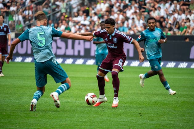 Germany Friendly Match, 2026-2027 Season, Mönchengladbach vs. Aston Villa, Borussia Park Stadium, Mönchengladbach, Ian Maatsen (Aston Villa, 22) in a tackle against Jan Leszczynski (Borussia Mönchengladbach, 5), Mönchengladbach, Borussia Park Stadium, Germany Copyright: xOrhanxHabashx