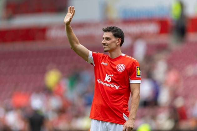 GER, Mainz, Soccer, Friendly Match, FSV Mainz 05 vs. AFC Bournemouth (pictured, from left): Anthony Caci (FSV Mainz 05, No. 19) waves to the stands after the game on August 15, 2026, MEWA Arena, Mainz; DFL; DFB; REGULATIONS PROHIBIT ANY USE OF PHOTOGRAPHS AS IMAGE SEQUENCES AND OR QUASI-VIDEO, Copyright: HMBxMedia PaulxFritz