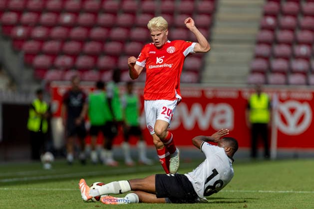 GER, Mainz, Soccer, Friendly Match, FSV Mainz 05 vs. AFC Bournemouth (pictured, from left: Otto Ruoppi, FSV Mainz 05 20), Bafode Diakite, AFC Bournemouth 18, tackle, August 15, 2026, MEWA Arena, Mainz. DFL and DFB regulations prohibit any use of photographs as image sequences and or quasi-video, Copyright: HMBxMedia PaulxFritz
