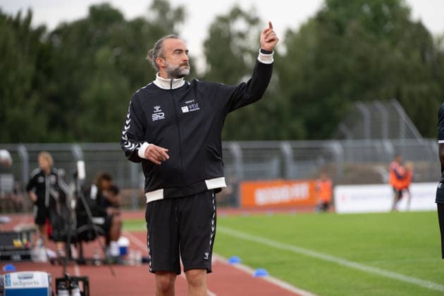 August 15, 2026, GER, Soccer, Regionalliga Nord, Matchday 4, 2026–2027 Season, Oldenburg, Marschweg Stadium, VfB Oldenburg vs. FC Eintracht Norderstedt Dario FOSSI, VfB Oldenburg head coach, on the sidelines at Oldenburg’s Marschweg Stadium in Lower Saxony, Germany Copyright: xnordphotoxGmbHx xRojahnx