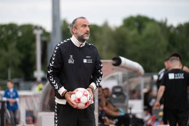 August 15, 2026, GER, Soccer, Regionalliga Nord, Matchday 4, 2026–2027 Season, Oldenburg, Marschweg Stadium, VfB Oldenburg vs. FC Eintracht Norderstedt, with the ball in his hand: Dario FOSSI, VfB Oldenburg coach, Oldenburg, Marschweg Stadium, Lower Saxony, Germany Copyright: xnordphotoxGmbHx xRojahnx