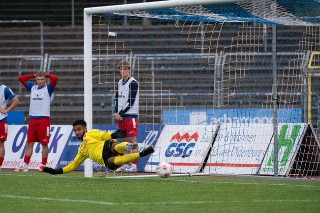 August 15, 2026, GER, Soccer, Regionalliga Nord, Matchday 4, 2026–2027 Season, Oldenburg, Marschwegstadion, VfB Oldenburg vs. FC Eintracht Norderstedt: Mats FACKLAM (VfB Oldenburg, No. 29) shoots the ball toward the goal after a penalty kick was awarded following a foul by Lars HUXSOHL (FC Eintracht Norderstedt, No. 1) on Louis HAJDINAJ (VfB Oldenburg, No. 23). Oldenburg, Marschweg Stadium, Lower Saxony, Germany Copyright: xnordphotoxGmbHx xRojahnx