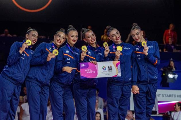 August 15, 2026, Frankfurt, Hesse, Germany: Spain team members, including INES BERGUA NAVALES, ANDREA CORRAL, MARINA CORTELLES, ANDREA FERNANDEZ, LUCIA MUNOZ, and SALMA SOLAUN, show off their gold medals and Olympic qualification after winning the 42nd Rhythmic gymnastics, Rhythmische Sportgymnastik, RSG World Championships group all-around finals in the Festhalle in Frankfurt, Hesse, Germany on Saturday, August 15, 2026. 2026 Rhythmic Gymnastics World Championships Group All-Around Finals - ZUMAd168 20260815_zsp_d168_013 Copyright: xKaixDambachx