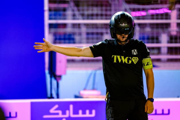 A mechanic from Jake Dennis s Andretti Formula E team, 27, waves him out for the third free practice session (Free Practice 3), ABB FIA Formula E World Championship, 2026 London e-Prix, United Kingdom, Season 12 (2025–26), Round 17, July 16, 2026, ABB FIA Formula E World Championship, 2026 London e-Prix, United Kingdom, Season 12 (2025–26), Round 17, July 16, 2026, London Copyright: xEibner-Pressefoto LauraxRoemerx EP_LRR