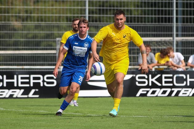 Niklas Suele (SV Tiefenbach, 22) in a tackle with Finn Janjac (SG Kirchardt, 20), SV Tiefenbach vs. SG Kirchardt, soccer, bfv Sinsheim District League, Matchday 1, 2026–2027, August 16, 2026, SV Tiefenbach vs. SG Kirchardt, soccer, bfv Sinsheim District League, Matchday 1, 2026–2027, August 16, 2026, Östringen Copyright: xEibner-Pressefoto VornamexNachnax EP_JPA