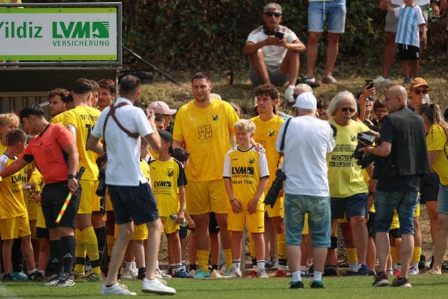 Significant media interest in Niklas Suele, SV Tiefenbach, 22, SV Tiefenbach vs. SG Kirchardt, soccer, bfv Sinsheim District League, Matchday 1, 2026–2027, August 16, 2026, SV Tiefenbach vs. SG Kirchardt, soccer, bfv Sinsheim District League, Matchday 1, 2026–2027, August 16, 2026, Östringen Copyright: xEibner-Pressefoto VornamexNachnax EP_JPA