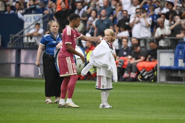 Kylian Mbappé Real Madrid, Kylian Mbappé gives his jersey to the escort child, August 16, 2026, Soccer, Bundesliga 1, 2026–2027 season, Friendly Match, FC Schalke 04 vs. Real Madrid, Gelsenkirchen, Veltins Arena, North Rhine-Westphalia, Germany Team2