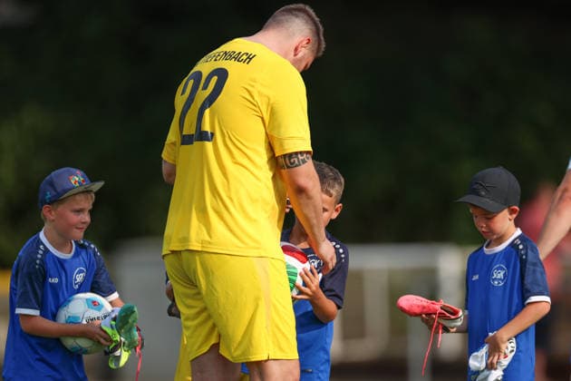 Immediately after the final whistle, Niklas Suele of SV Tiefenbach has to sign 22 autographs; SV Tiefenbach vs. SG Kirchardt, soccer, bfv Sinsheim District League, Matchday 1, 2026–2027, August 16, 2026, SV Tiefenbach vs. SG Kirchardt, soccer, bfv Sinsheim District League, Matchday 1, 2026–2027, August 16, 2026, Östringen Copyright: xEibner-Pressefoto VornamexNachnax EP_JPA