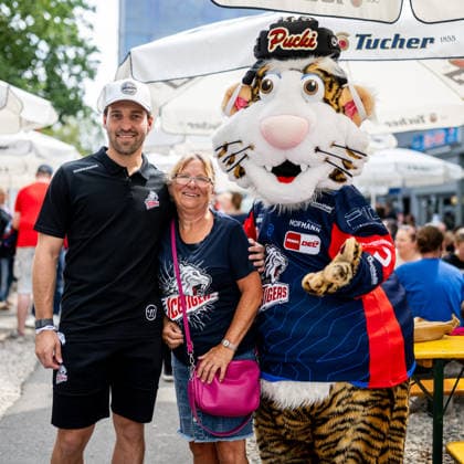 August 16, 2026, 2026–2027 Ice Hockey Season, Penny DEL, Nuremberg Ice Tigers Public Practice, Icetigers ThHa xthxhax, Tyler Spezia 37, Nuremberg Ice Tigers, NIT with a fan and the Pucki mascot, Nuremberg Ice Tigers, NIT