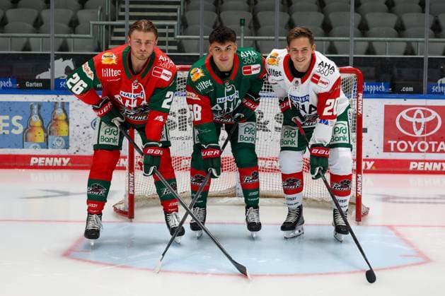 l r Alexander Blank 26 Augsburg Panthers, Fabrizio Pilu 68 Augsburg Panthers, p20 wearing the new jersey for the 2026–2027 season, team and portrait photos, Augsburg Panthers, 2026–2027 season, Ice Hockey, Penny DEL, August 17, 2025, Augsburg, Bavaria, Germany Copyright: xkolbert-press ChristianxKolbertx