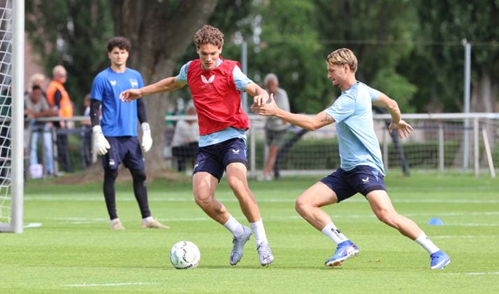 Soufian Gouram with the ball, Marton Dardai in a tackle; game scene, action, sports, soccer, soccer season 2026–2027, 2. Bundesliga, men s division, DFL, August 18, 2026, training, Hertha BSC Berlin. DFL regulations prohibit any use of photographs as image sequences and or quasi-video.