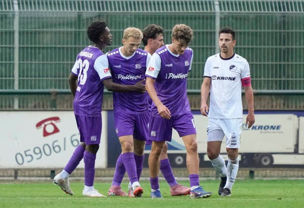 August 18, 2026, Getränke Hoffmann Stadium, Spelle, GER, 2. Liga and Oberliga friendly: SC Spelle Venhaus vs. VfL Osnabrück, Tony Lesueur, VfL Osnabrück 23, high-fives Leon Opitz, VfL Osnabrück 19, after his 2-5 goal. DFL REGULATIONS PROHIBIT ANY USE OF PHOTOGRAPHS AS IMAGE SEQUENCES AND OR QUASI-VIDEO. Spelle, Lower Saxony, Getränke Hoffmann Stadium