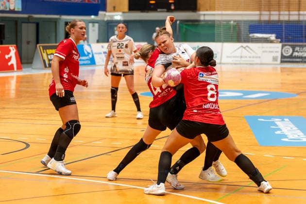 A duel between Deborah Spatz of HSV Solingen Graefrath (42), Kimberly Gisa of VfL Waiblingen (18), and Patricia Nikolic of HSV Solingen Graefrath, 08 HSV Solingen Graefrath 76 vs. VfL Waiblingen, Handball, DHB Women’s Cup, Round 1, 2026–2027 season, August 21, 2026: HSV Solingen Graefrath 76 vs. VfL Waiblingen, Handball, DHB Women’s Cup, Matchday 18, Round 1, 2026–2027 season, August 21, 2026, Solingen Copyright: xEibner-Pressefoto ThomasxHaeslerx EP_THR