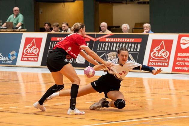 Head-to-head matchup between Deborah Spatz (HSV Solingen Graefrath, 42) and Isabel Kattner (VfL Waiblingen, 10); HSV Solingen Graefrath 76 vs. VfL Waiblingen; Handball; DHB Women’s Cup; Round 1, 2026–2027 season, August 21, 2026, HSV Solingen Graefrath 76 vs. VfL Waiblingen, Handball, DHB Women’s Cup, Matchday 18, Round 1, 2026–2027 season, August 21, 2026, Solingen Copyright: xEibner-Pressefoto ThomasxHaeslerx EP_THR