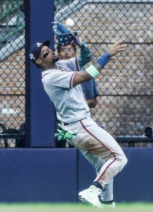 Atlanta Braves right fielder Ronald Acuna Jr. catches a fly ball hit by Milwaukee Brewers shortstop Cooper Pratt in the fourth inning of the MLB, Baseball Herren, USA game between the Atlanta Braves and the Milwaukee Brewers at American Family Field in Milwaukee, Wisconsin on Friday, August 21, 2026. MIL20260821812 TANNENxMAURY