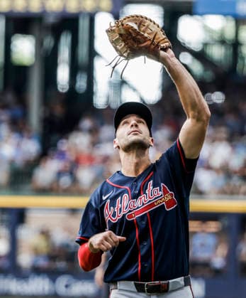 Atlanta Braves first baseman Matt Olson catches a pop foul hit by Milwaukee Brewers catcher William Contreras in the first inning of the MLB, Baseball Herren, USA game between the Atlanta Braves and the Milwaukee Brewers at American Family Field in Milwaukee, Wisconsin on Saturday, August 22, 2026. MIL20260822804 TANNENxMAURY
