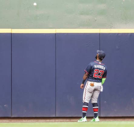 Atlanta Braves center fielder Michael Harris II watches a ball hit for as two RBI home run by Milwaukee Brewers right fielder Jake Bauers clear the wall in the third inning of the MLB, Baseball Herren, USA game between the Atlanta Braves and the Milwaukee Brewers at American Family Field in Milwaukee, Wisconsin on Saturday, August 22, 2026. MIL20260822809 TANNENxMAURY