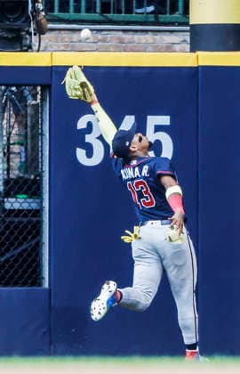 Atlanta Braves right fielder Ronald Acuna Jr. catches a fly ball hit by Milwaukee Brewers third baseman Joey Ortiz in the eighth inning of the MLB, Baseball Herren, USA game between the Atlanta Braves and the Milwaukee Brewers at American Family Field in Milwaukee, Wisconsin on Saturday, August 22, 2026. The Brewers defeated the Braves 4-1. MIL20260822828 TANNENxMAURY