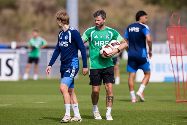 August 27, 2026, Soccer, FC Schalke 04 practice; Assistant Coach Tim Hoogland of FC Schalke 04 gives instructions to Finn Porath; Gelsenkirchen, FC Schalke 04 training facility, North Rhine-Westphalia, Germany xRHR PHOTO YYx Copyright: RHR-FOTOx RHR-FOTO YY