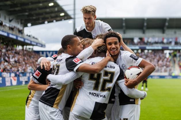 David Ngabi Mokwa of SV 07 Elversberg celebrates the goal that made it 3–0 with Jan Gyamerah of SV 07 Elversberg, Lukas Petkov of SV 07 Elversberg, and Francis Onyeka of SV 07 Elversberg, Maximilian Rohr of SV 07 Elversberg, goal celebration, cheering, joy, emotions, SV Elversberg vs. Bayer 04 Leverkusen, soccer, Bundesliga 1, Matchday 1, 2026–2027 season, August 29, 2026, SV Elversberg vs. Bayer 04 Leverkusen, soccer, Bundesliga 1, Matchday 1, 2026–2027 season, August 29, 2026 Copyright: xEibnerxPressefotox EP_ANS