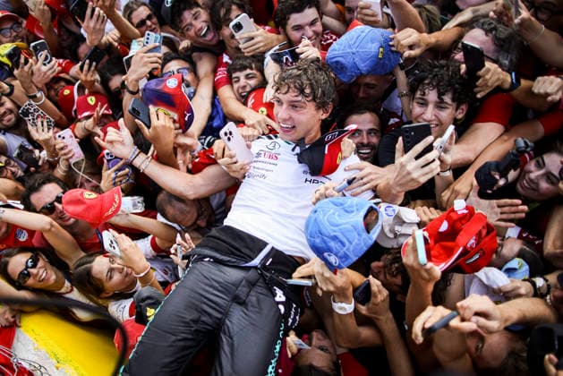 Sport Bilder des Tages F1 - ITALIAN GRAND PRIX 2026 KIMI ANTONELLI Andrea (ita), Mercedes AMG F1 Team W17, portrait celebration victory trophy spectators, fans during the Formula 1 Gran Premio d™Italia 2026, Italian Grand Prix, 13th round of the 2026 Formula One World Championship, WM, Weltmeisterschaft from September 4 to 6, 2026 on the Autodromo Nazionale Monza, in Monza, Italy - MonzaItaly Copyright: xXavixBonillax