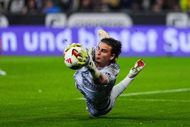 Jakub Zielinski, VfL Wolfsburg, 30, blocks a shot on goal, scoring opportunity, GER, FC St. Pauli vs. VfL Wolfsburg, soccer, 2. Bundesliga, Matchday 05, 2026–2027 season, September 12, 2026 DFL regulations prohibit any use of photographs as image sequences and or quasi-video GER, FC St. Pauli vs. VfL Wolfsburg, Soccer, 2. Bundesliga, Matchday 5, 2026–2027 Season, September 12, 2026, Hamburg Copyright: xEibner-Pressefoto MarcelxvonxFehrnx EP_MFN