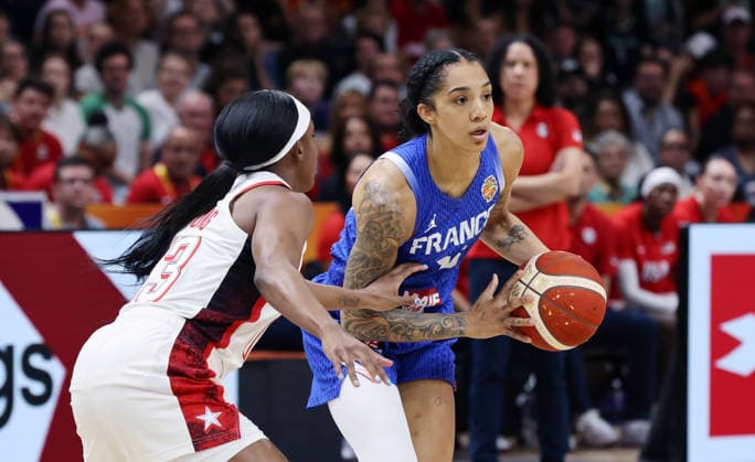 Jackie Young, Gabby Williams on the ball, one-on-one, game scene, action, sports, basketball, FIBA World Cup, World Championship, Women s World Championship, Final, 2026-2027 season, September 13, 2026, France vs. USA