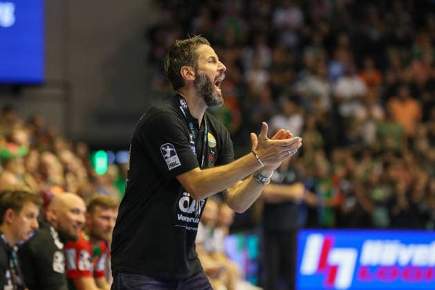 September 13, 2026, xgox, Handball Opel HBL SC Magdeburg vs. HSG Wetzlar emspor, from left: Bennet Wiegert (Magdeburg); coach gives instructions, gesturing with his arms, gesticulates, gives instructions (Magdeburg)