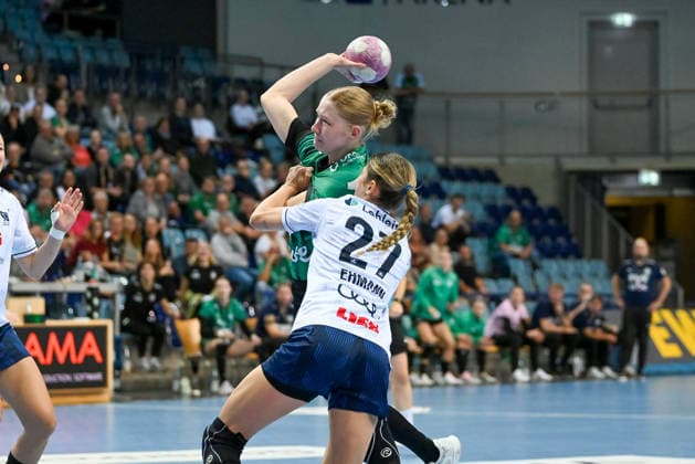 Lara Mueller (VfL Oldenburg), No. 15, in action against Sina Ehmann (SU Neckarsulm), No. 27 (GER), VfL Oldenburg vs. SU Neckarsulm, ALSCO Women s Handball Bundesliga, Matchday 4, 2026–2027 Season, September 16, 2026, VfL Oldenburg vs. SU Neckarsulm, ALSCO Women’s Handball Bundesliga, Matchday 4, 2026–2027 season, September 16, 2026, Oldenburg Copyright: xEibner-Pressefoto RobertxGertzenx EP_RGN
