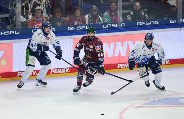 Max Bleicher, Liam Kirk, Nicholas Halloran: A two-on-one play, action, sports, ice hockey, Penny DEL (German Ice Hockey League), Game 1, 2026–2027 season, September 17, 2026, EHC Eisbären Berlin (EBB) vs. Straubing Tigers
