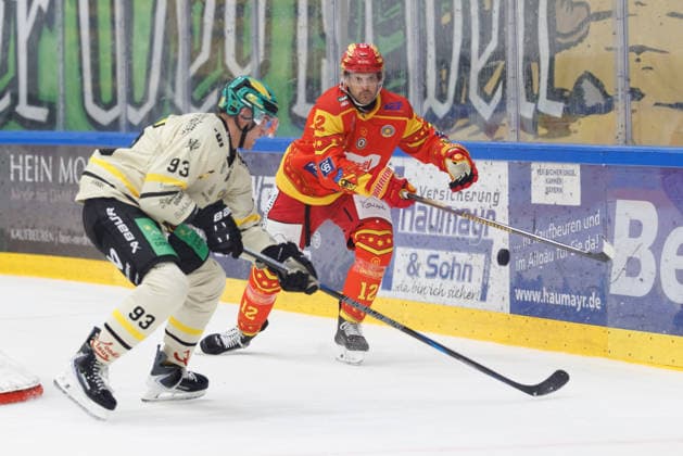 Andrew Yogan 12, ESV Kaufbeuren, and Niklas Hörmann 93, Tölzer Löwen, during the game between ESV Kaufbeuren and Tölzer Löwen, ice hockey, men s, Oberliga Süd, 2026–2027, Matchday 1 on September 17, 2026, in Kaufbeuren, energie schwaben arena, Bavaria, Germany