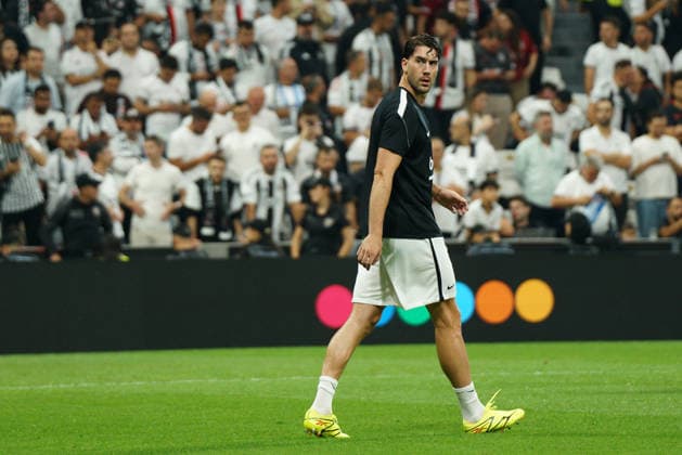 Fußball, EL, Besiktas Istanbul - Olympique Marseille September 17, 2026, Besiktas, Istanbul, Turkey: Dusan Vlahovic (C) of Besiktas looks on before the UEFA Europa League - League Phase, Matchday 1 - football match between Besiktas and Olympique de Marseille at Besiktas Park in Istanbul, Turkey, on September 17, 2026. UEFA Europa League - Besiktas V Olympique De Marseille - ZUMAu194 20260917_zip_u194_007 Copyright: xTolgaxUluturkx