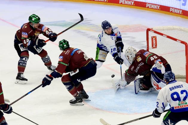 September 17, 2026, GER, DEU, Germany, Jack LaFontaine, Eisbären Berlin 45, Adam Smith, Eisbären Berlin 4, Brandon Davidson, Eisbären Berlin 44, Tyler Madden, Straubingen Tigers 18, nordphoto GmbH Engler Berlin, Uber Arena Berlin, Germany Copyright: xNordphotox xEnglerx