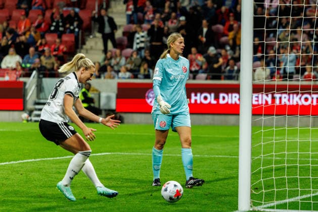 GPFBL, 1 FSV Mainz 05 vs. Eintracht Frankfurt, September 18, 2026, Mainz: A deflected shot by Nina Lührßen of Eintracht Frankfurt in the 11th minute leads to a 2–2 tie in the Google Pixel Women’s Bundesliga match on Matchday 5 of the 2026–27 season between 1 FSV Mainz 05 and Eintracht Frankfurt at the MEWA Arena, Mainz, September 18, 2026. Marisa Schoen, 1 FSV Mainz 05, No. 33, looks frustrated Copyright: xBEAUTIFULxSPORTS Hahnex