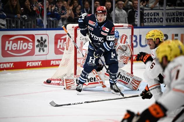 Curtis Valk (Schwenninger Wild Wings) Adam Scheel (Loewen Frankfurt 31) Schwenninger Wild Wings gegen Loewen Frankfurt, DEL, Hauptrunde, Spiel 1, Saison 2026 2027, 20260918 Schwenninger Wild Wings gegen Loewen Frankfurt, DEL, Hauptrunde, Spiel 1, Saison 2026 2027, 20260918 Schwenningen Copyright: xEibner-Pressefoto SvenxLaeglerx EP_SVL