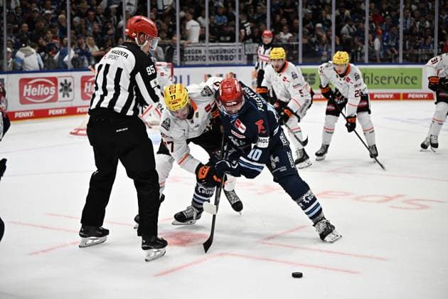 (v.l.n.r.) Daniel Pfaffengut (Loewen Frankfurt 77) Mirko Hoefflin (Schwenninger Wild Wings 10) Schwenninger Wild Wings gegen Loewen Frankfurt, DEL, Hauptrunde, Spiel 1, Saison 2026 2027, 20260918 Schwenninger Wild Wings gegen Loewen Frankfurt, DEL, Hauptrunde, Spiel 1, Saison 2026 2027, 20260918 Schwenningen Copyright: xEibner-Pressefoto SvenxLaeglerx EP_SVL