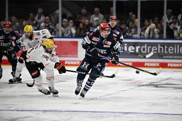 From left to right: Linus Froeberg (Loewen Frankfurt) 71, Hakon Haenelt (Schwenninger Wild Wings) 19. Schwenninger Wild Wings vs. Loewen Frankfurt, DEL, Regular Season, Game 1, 2026–2027 Season, 20260918 Schwenninger Wild Wings vs. Loewen Frankfurt, DEL, Regular Season, Game 1, 2026–2027 Season, 20260918 Schwenningen Copyright: xEibner-Pressefoto SvenxLaeglerx EP_SVL