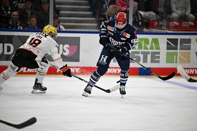 From left to right: Eric Uba, Loewen Frankfurt 18; Boaz Bassen, Schwenninger Wild Wings 64; Schwenninger Wild Wings vs. Loewen Frankfurt, DEL, Regular Season, Game 1, 2026–2027 Season, September 18, 2026 Schwenninger Wild Wings vs. Loewen Frankfurt, DEL, Regular Season, Game 1, 2026–2027 Season, September 18, 2026 Schwenningen Copyright: xEibner-Pressefoto SvenxLaeglerx EP_SVL