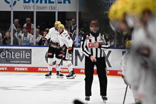 Celebration, from left to right: Daniel Pfaffengut, Loewen Frankfurt 77; Eric Uba, Loewen Frankfurt 18; Schwenninger Wild Wings vs. Loewen Frankfurt, DEL, Regular Season, Game 1, 2026–2027 Season, September 18, 2026: Schwenninger Wild Wings vs. Loewen Frankfurt, DEL, Regular Season, Game 1, 2026–2027 season, September 18, 2026, Schwenningen Copyright: xEibner-Pressefoto SvenxLaeglerx EP_SVL