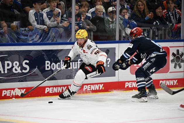 From left to right: Cody Brenner, Loewen Frankfurt 51, Boaz Bassen, Schwenninger Wild Wings; Schwenninger Wild Wings vs. Loewen Frankfurt, DEL, Regular Season, Game 1, 2026–2027 Season, September 18, 2026: Schwenninger Wild Wings vs. Loewen Frankfurt, DEL, Regular Season, Game 1, 2026–2027 Season, September 18, 2026, Schwenningen Copyright: xEibner-Pressefoto SvenxLaeglerx EP_SVL