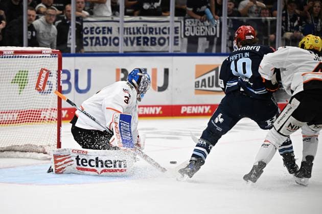 From left to right: Adam Scheel, Loewen Frankfurt 31; Mirko Hoefflin, Schwenninger Wild Wings 10; Schwenninger Wild Wings vs. Loewen Frankfurt, DEL, Regular Season, Game 1, 2026–2027 Season, September 18, 2026 Schwenninger Wild Wings vs. Loewen Frankfurt, DEL, Regular Season, Game 1, 2026–2027 Season, September 18, 2026 Schwenningen Copyright: xEibner-Pressefoto SvenxLaeglerx EP_SVL