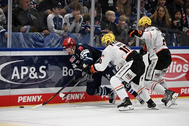 From left to right: Hakon Haenelt, Schwenninger Wild Wings 19; Brandon Biro, Löwen Frankfurt 10; Schwenninger Wild Wings vs. Löwen Frankfurt, DEL, Regular Season, Game 1, 2026–2027 Season, September 18, 2026 Schwenninger Wild Wings vs. Loewen Frankfurt, DEL, Regular Season, Game 1, 2026–2027 Season, September 18, 2026 Schwenningen Copyright: xEibner-Pressefoto SvenxLaeglerx EP_SVL