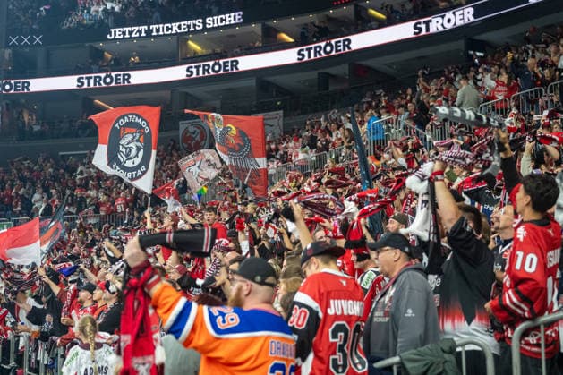 Cologne fans cheer the goal that made it 3–2 in the game between the Cologne Haie and the Grizzlys Wolfsburg, ice hockey, Penny DEL, Matchday 1, 2026–2027 season, September 18, 2026, Cologne Haie vs. Grizzlys Wolfsburg, ice hockey, Penny DEL, Matchday 1, 2026–2027 season, September 18, 2026, Cologne Copyright: xEibner-Pressefoto ThomasxHaeslerx EP_THR