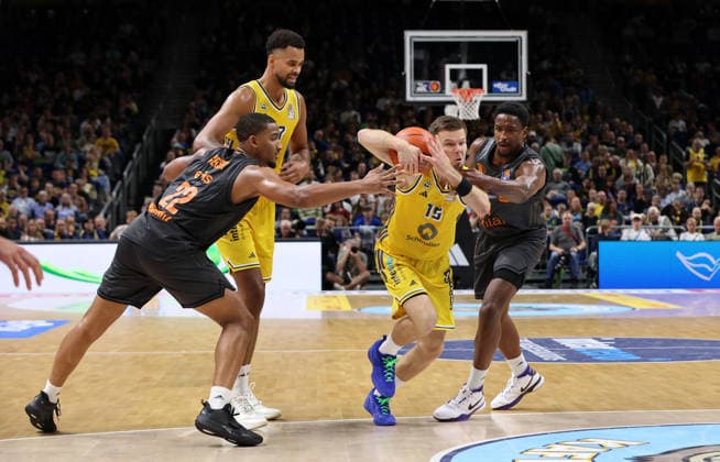 Nighael Ceaser, Martin Hermannsson with the ball, Phlandrous Fleming Jr. in a matchup; Game scene, action, sports, basketball, BBL, Bundesliga, Men s Division 1, Matchday, 2026–2027 season, September 18, 2026, ALBA Berlin vs. Niners Chemnitz 99ers