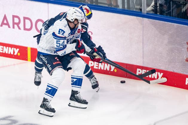 Battle for the Puck: A duel between Taro Hirose (EHC Red Bull Munich, 17) and Jeremie Poirier (Adler Mannheim, 54 GER), EHC Red Bull Munich vs. Adler Mannheim, Ice Hockey, DEL, 2026–2027 Season, Matchday 1, September 18, 2026 Photo: HMB Media, Franz Feiner Copyright: HMBxMedia FranzxFeiner