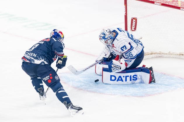 Tobias Rieder, EHC Red Bull Munich, No. 08, is stopped here by goaltender Maximilian Franzreb, Adler Mannheim, No. 56 (GER), EHC Red Bull Munich vs. Adler Mannheim, ice hockey, DEL, 2026–2027 season, Matchday 1, September 18, 2026 Photo: HMB Media, Franz Feiner Copyright: HMBxMedia FranzxFeiner